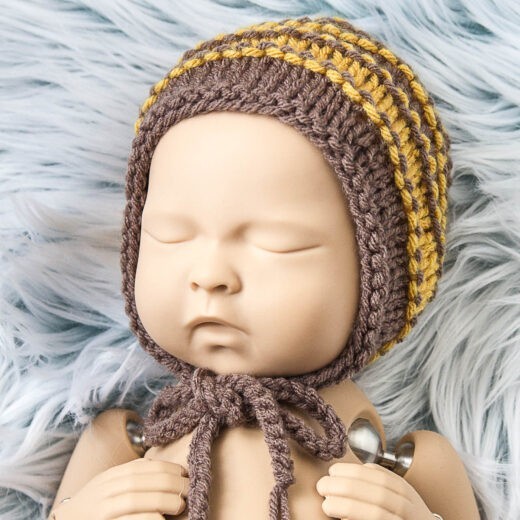 Brązowo-miodowa czapeczka bonetka dla noworodka